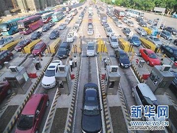 四川委员吁免费高速提前12小时防堵路上过年