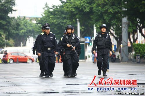 深圳特警开展常规武装巡逻。（深圳市公安局供图）
