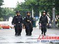 深圳特警学香港冲锋队 配运兵车装甲车武装巡逻